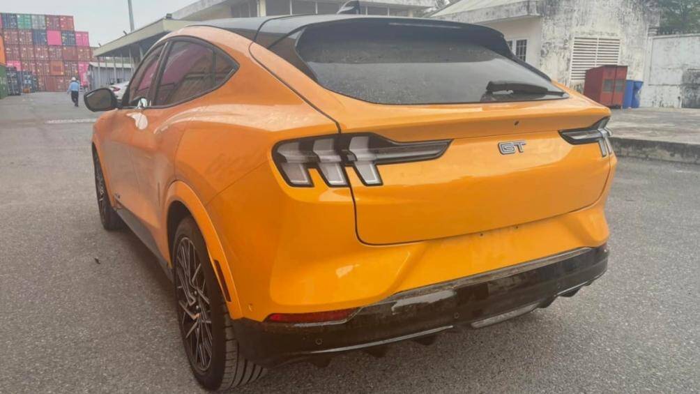 Xe sở hữu thiết kế gầm cao, bốn cửa, năm chỗ ngồi với đuôi xe vuốt thấp theo phong cách fastback đặc trưng của Mustang