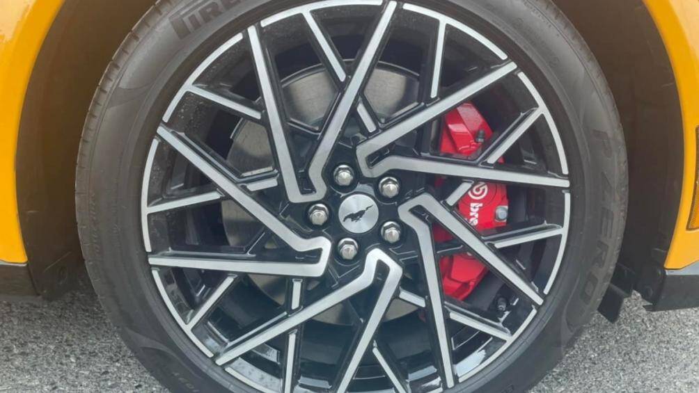 Hệ thống phanh đĩa với cùm phanh sơn đỏ do Brembo cung cấp