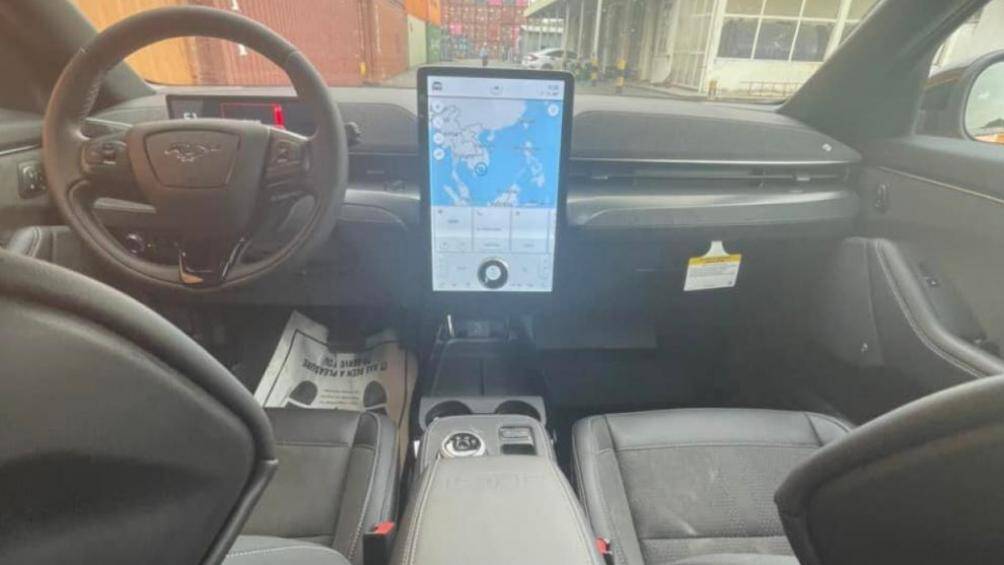 Khoang lái của xe mang phong cách tối giản khi lược bỏ hầu hết các loại nút bấm vật lý, nhường chỗ cho các màn hình kỹ thuật số