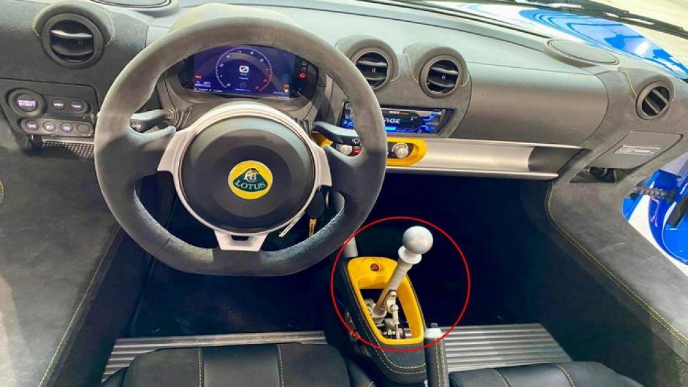 Toàn bộ vô lăng, bảng táp lô đều bọc da Alcantara và có nhiều chi tiết kim loại. Xe có bảng đồng hồ kỹ thuật số TFT cùng màn hình kiểu xe đua