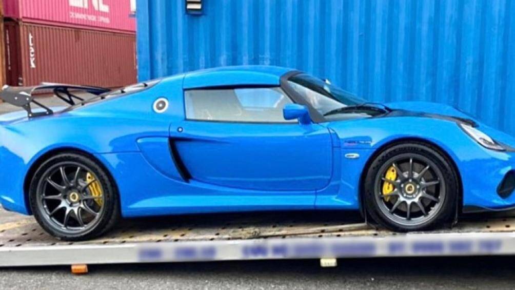 Chủ nhân đã đặt hàng bộ áo màu xanh Daytona Blue huyền thoại cho chiếc xe Lotus Exige Sport 420 Final Edition