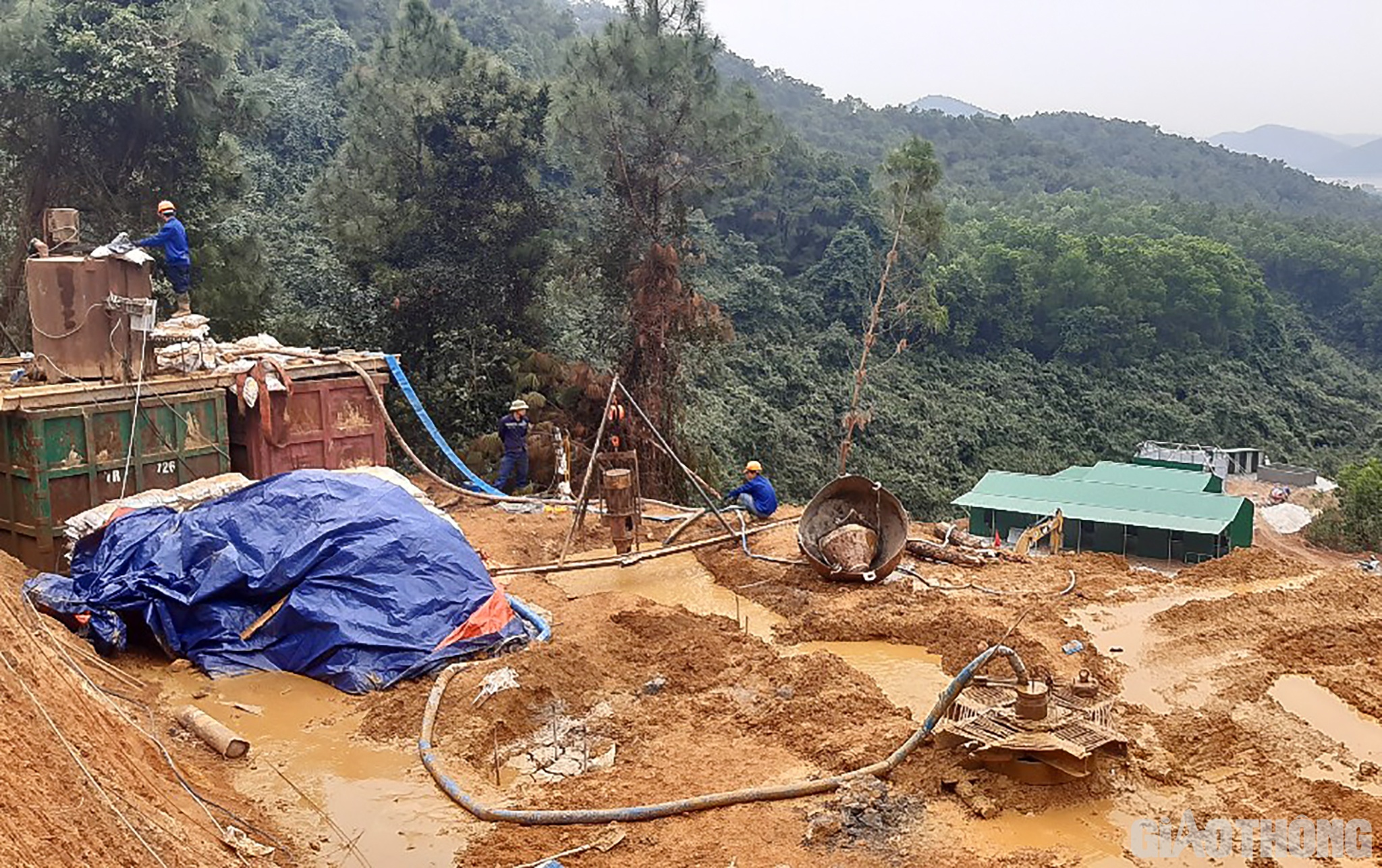 Các nhà thầu đã ồ ạt huy động công nhân, máy móc và thiết bị làm cầu, đường tạm để thi công hầm Thần Vũ và các công trình trên tuyến…