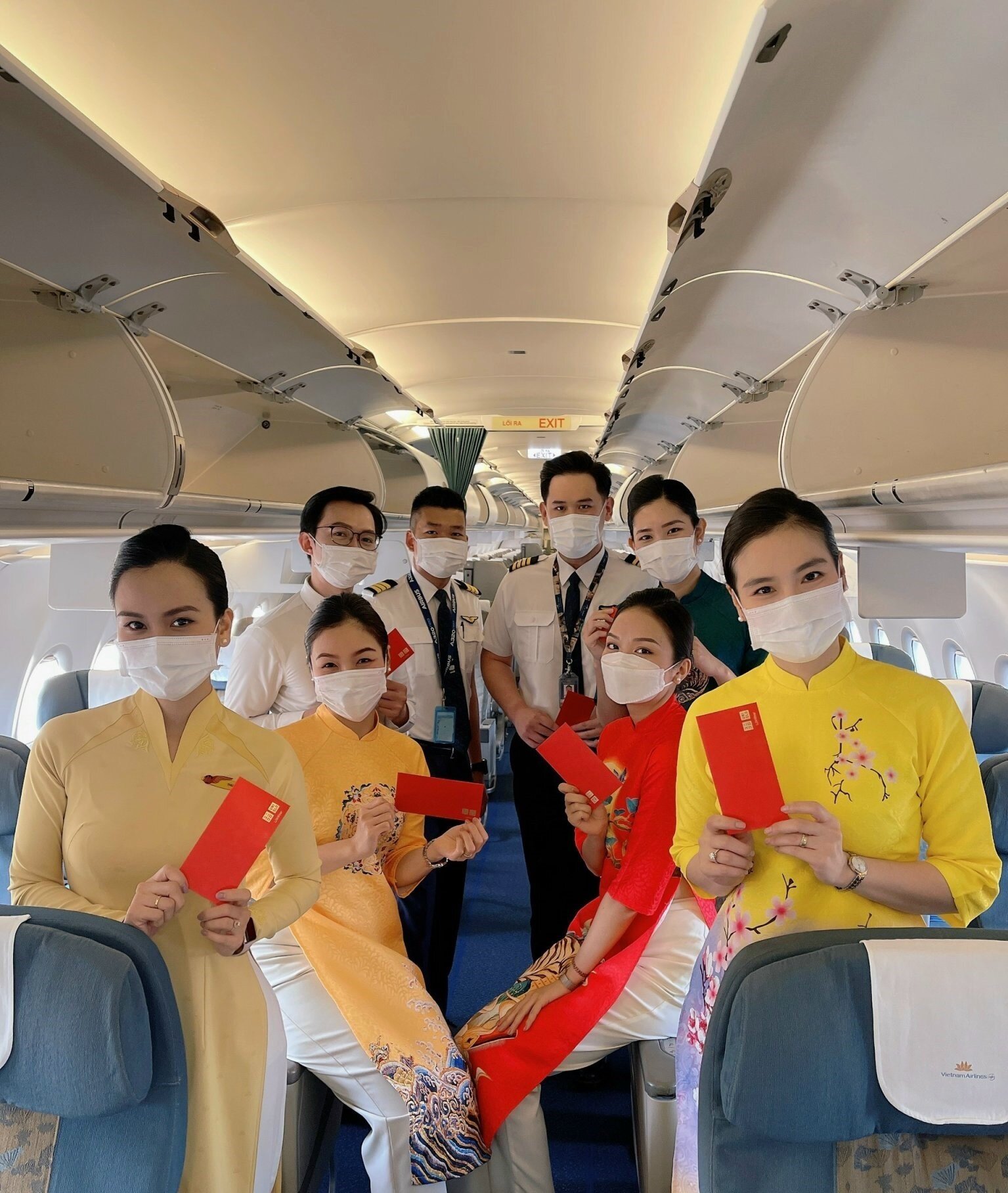 Những ngày đầu Xuân Nhâm Dần, hành khách sẽ có dịp bắt gặp hình ảnh nhân viên mặt đất và tiếp viên hàng không của Vietnam Airlines trong trang phục áo dài truyền thống.