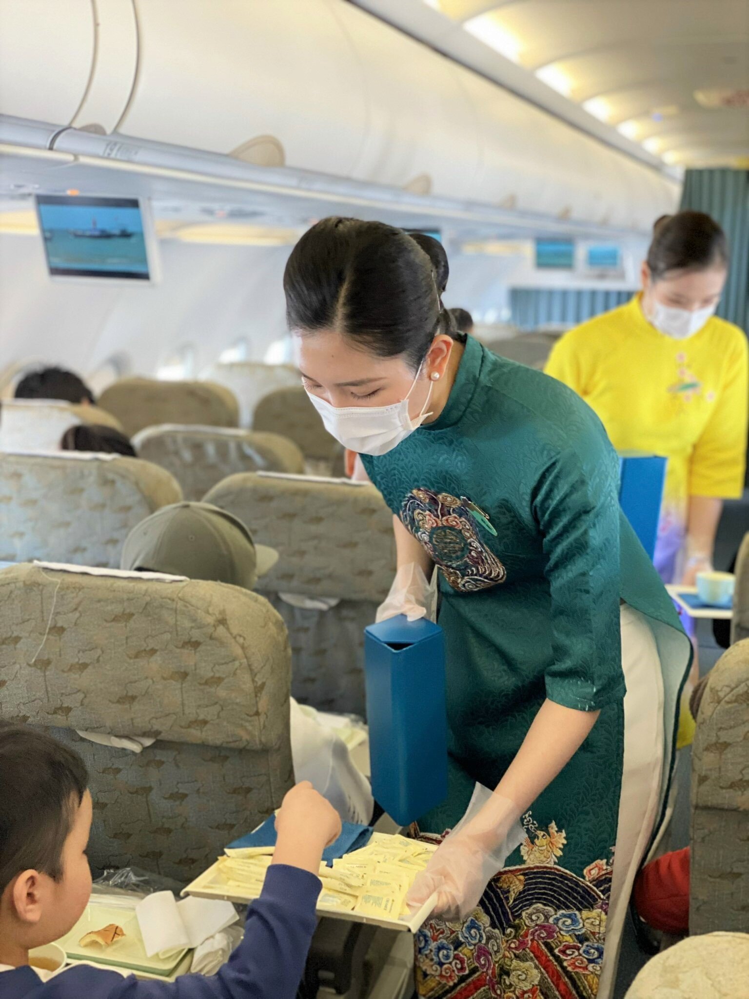 Lãnh đạo Vietnam Airlines cho biết: "Từ nay đến mùng 4 Tết, nhân viên mặt đất và tiếp viên hàng không Vietnam Airlines sẽ mặc áo dài truyền thống tự chọn khi phục vụ hành khách tại sân bay và trên chuyến bay".