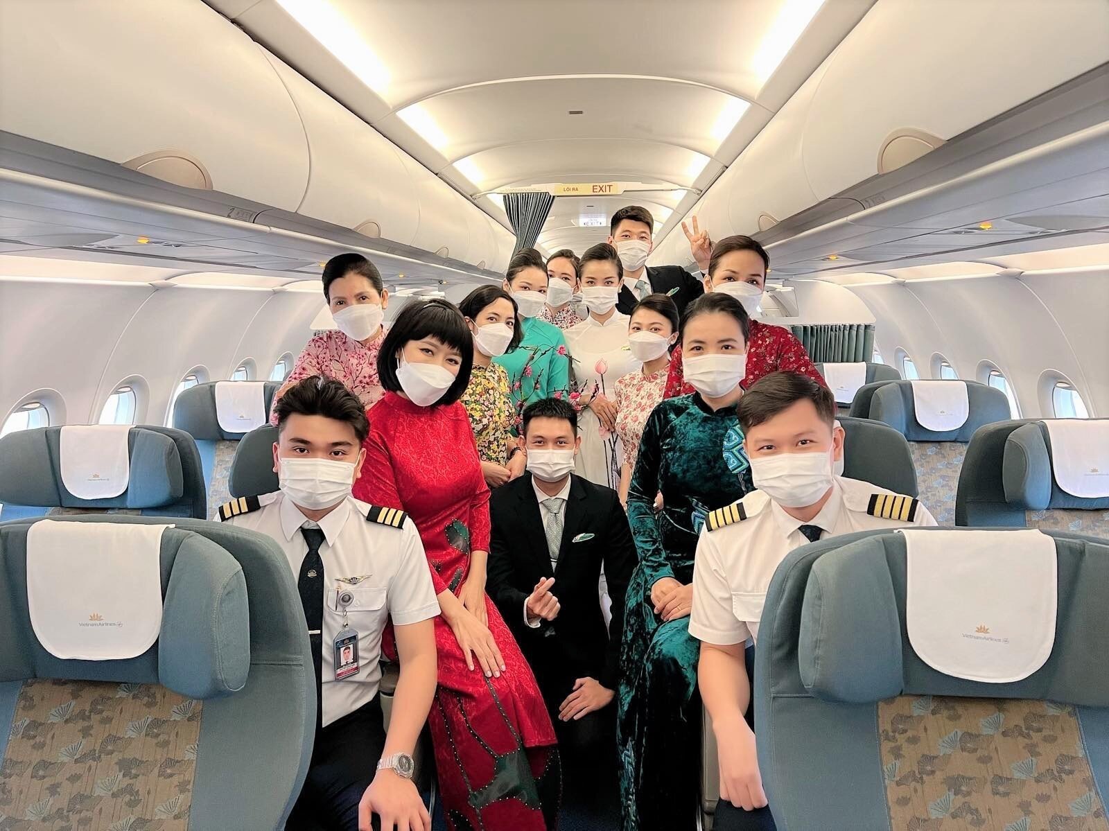 Với những thay đổi trong đồng phục nhân viên dịp Tết, Vietnam Airlines mong muốn mỗi chuyến bay không chỉ là một trải nghiệm dịch vụ tuyệt vời, mà còn tạo ra những ấn tượng thật bất ngờ và thú vị cho hành khách trong những ngày đầu năm mới.