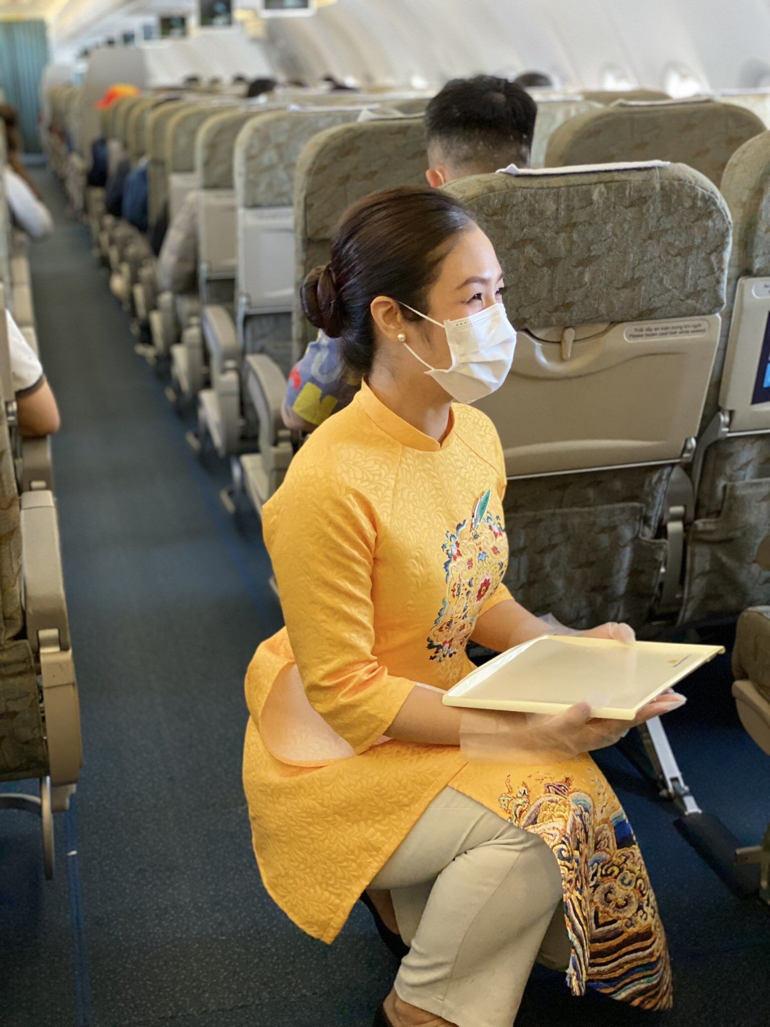 Đằng sau mỗi họa tiết hoa trên áo dài Tết của người Việt luôn ẩn chứa những thông điệp đầy ý nghĩa sâu sắc.