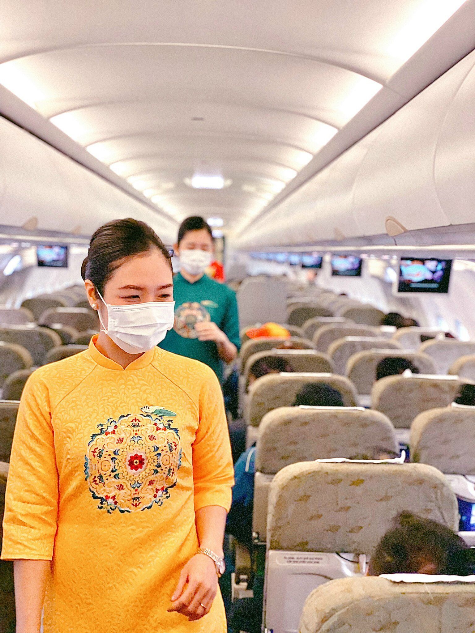 Áo dài truyền thống được coi là điểm nhấn mới mẻ của Hãng hàng không Quốc gia trong dịp Tết Nguyên đán, mang không khí Tết cổ truyền lên mỗi chuyến bay.