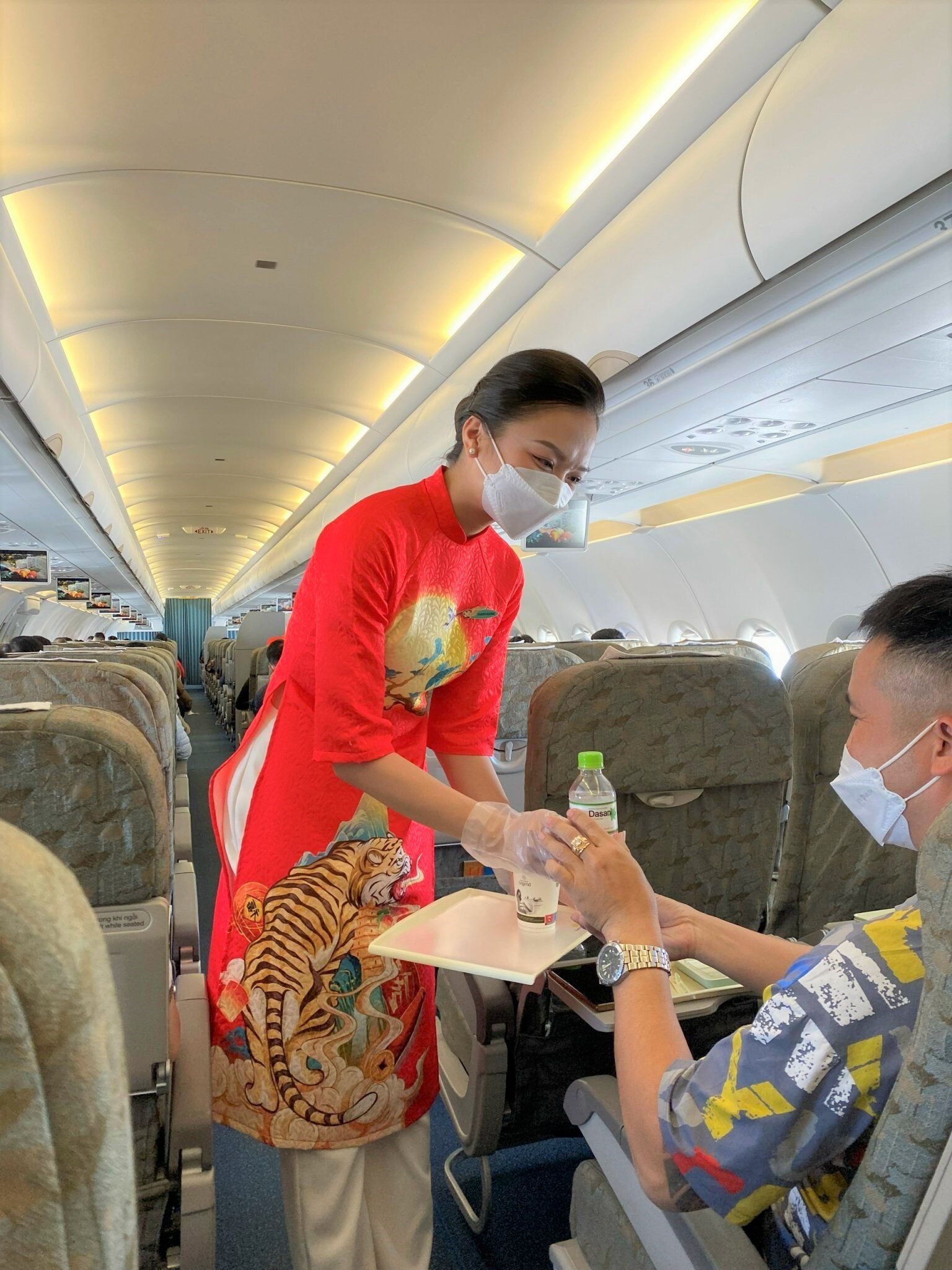 Trong văn hóa của người Việt, áo dài là một trong những bộ trang phục diện Tết không thể thiếu của người phụ nữ. Đằm thắm, dịu dàng đầy quyến rũ, những tà áo dài họa tiết hoa luôn là lựa chọn của nhiều người.