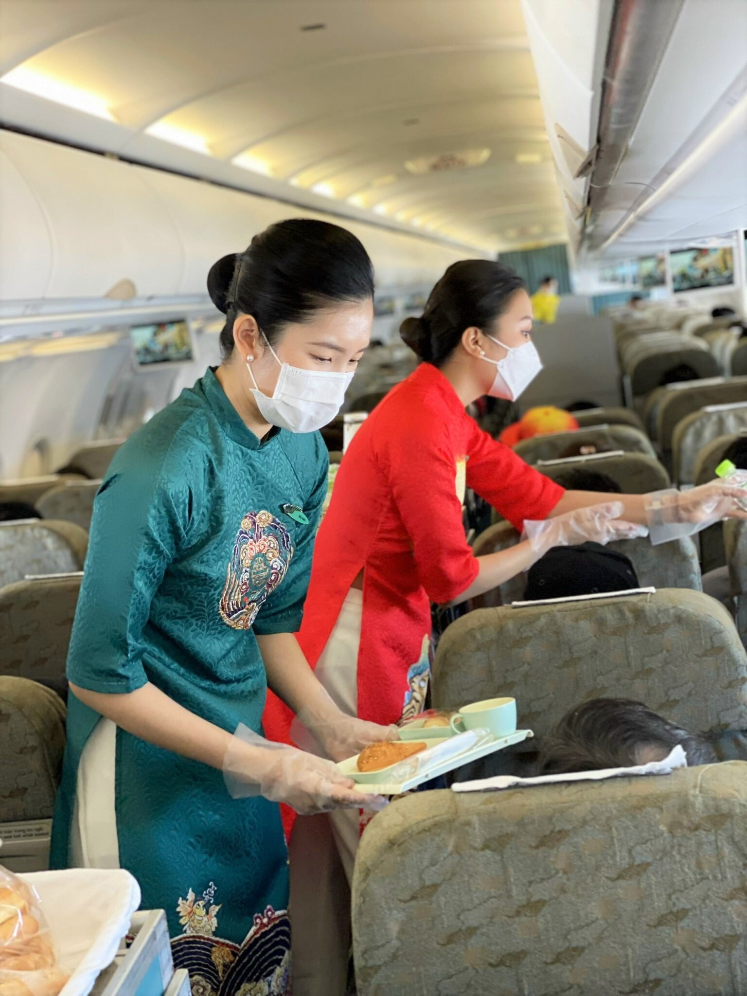 Không chỉ có những sắc màu vàng và xanh dương quen thuộc, sân bay, khoang máy bay giờ đây điểm xuyết thêm những sắc màu tươi tắn, rực rỡ để chào đón hành khách lên những chuyến bay ngày đầu năm.