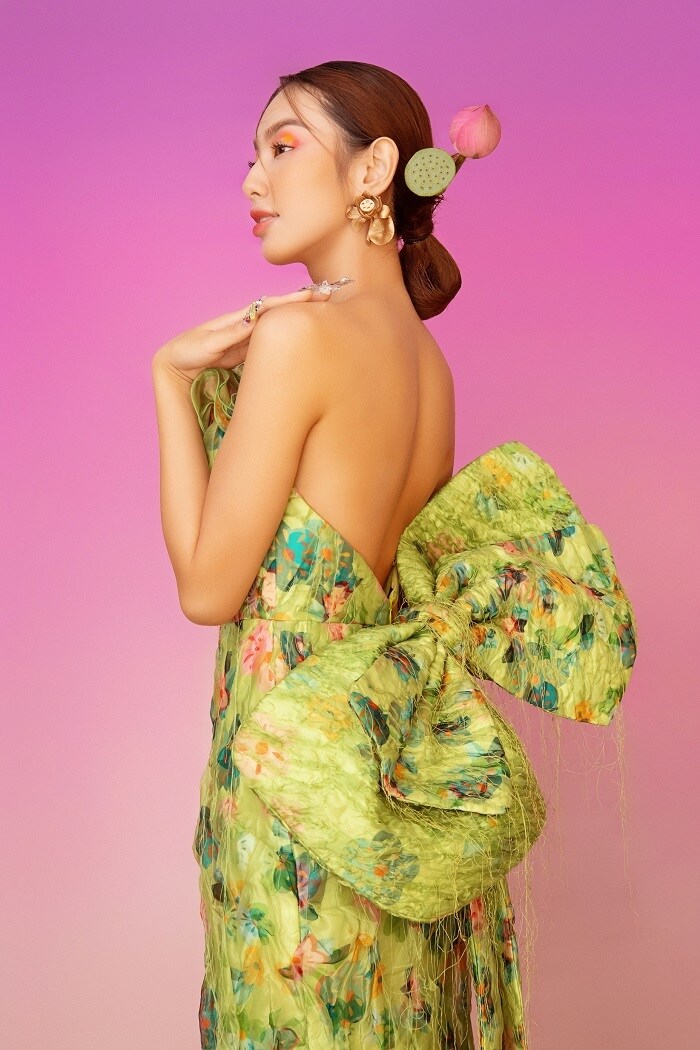 Bộ trang phục cúp ngực màu xanh lá lấy cảm hứng từ những búp sen non.