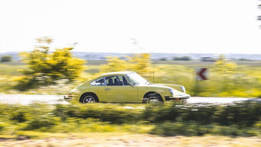 Chiếc 912 E đầu tiên xuất xưởng mang trên mình màu sơn Light Yellow với mã màu B6B6/117, gợi nhớ đến mùa hè