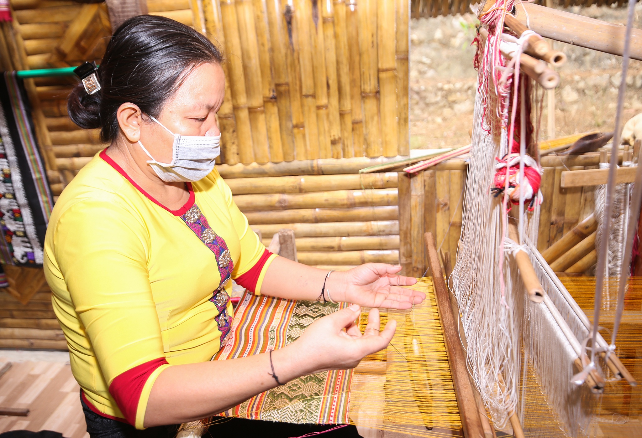 Nhắc đến đặc trưng của đồng bào dân tộc Thái ở huyện miền núi Quỳ Châu, tỉnh Nghệ An, người ta không thể không nhắc tới nghề dệt thổ cẩm bản Hoa Tiến, ở xã Châu Tiến.