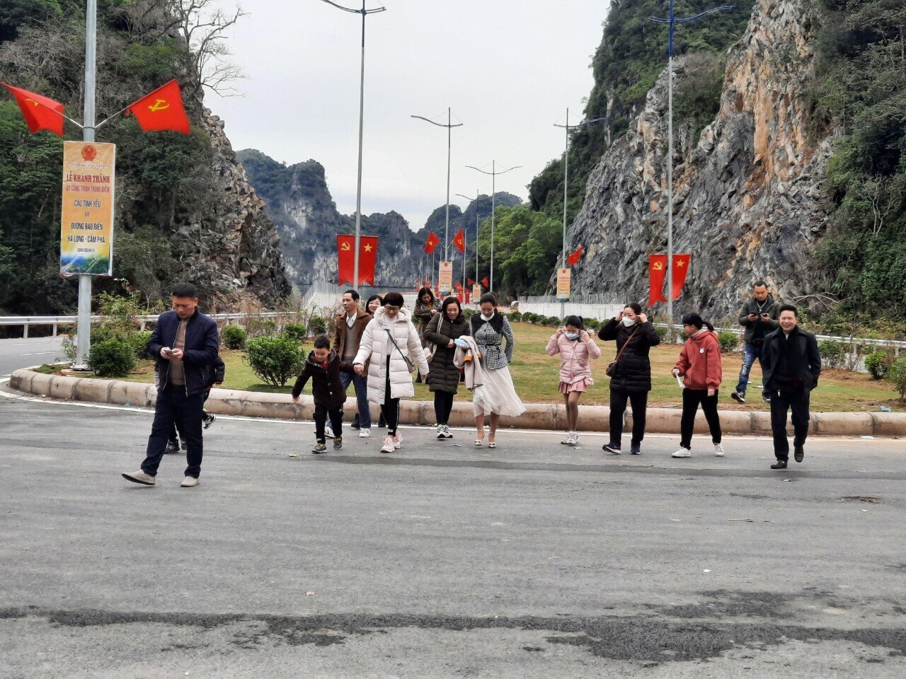 Anh Nguyễn Văn Thuận đến từ Hà Nội, bộc bạch: Hôm nay mình cùng gia đình đi lễ đền Cửa Ông được chạy trên đường bao biển mới rất đẹp. Đến khu vực này, cả nhà đều muốn xuống chụp ảnh. Giá như ở đây đặt thêm một chút hoa, cây cảnh thì còn đẹp nữa