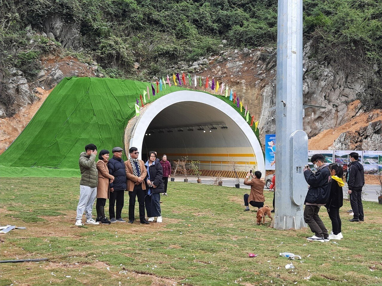 Địa điểm mà hầu như người nào hành trình trên tuyến đường bao biển Hạ Long – Cẩm Phả đều dừng chân để chụp ảnh, đó là hầm xuyên núi. Sáng mùng 3 Tết, tiết trời mát mẻ, tại cửa hầm xuyên núi hàng chục người dân mê mải chụp ảnh