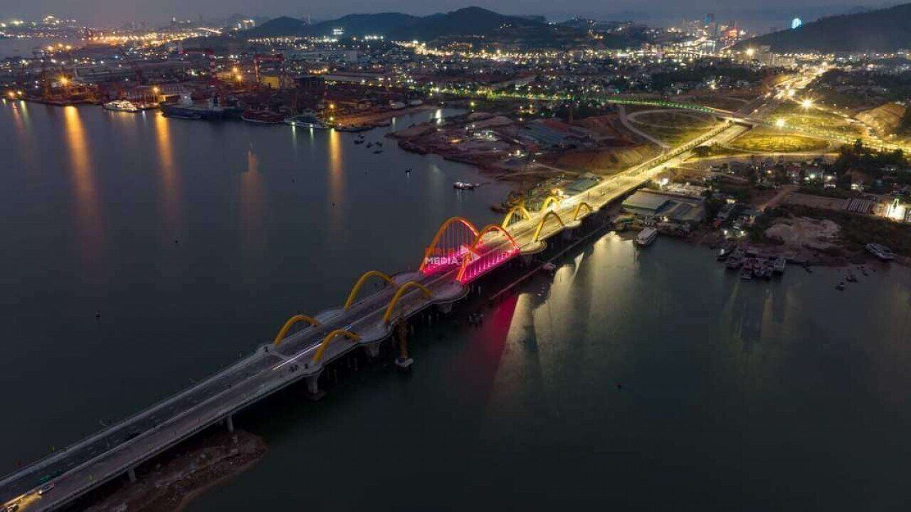 Với ý tưởng kiến trúc là "cánh chim biển trên vịnh Hạ Long", cầu Tình Yêu là công trình có kiến trúc độc đáo, mang tính thẩm mỹ cao.