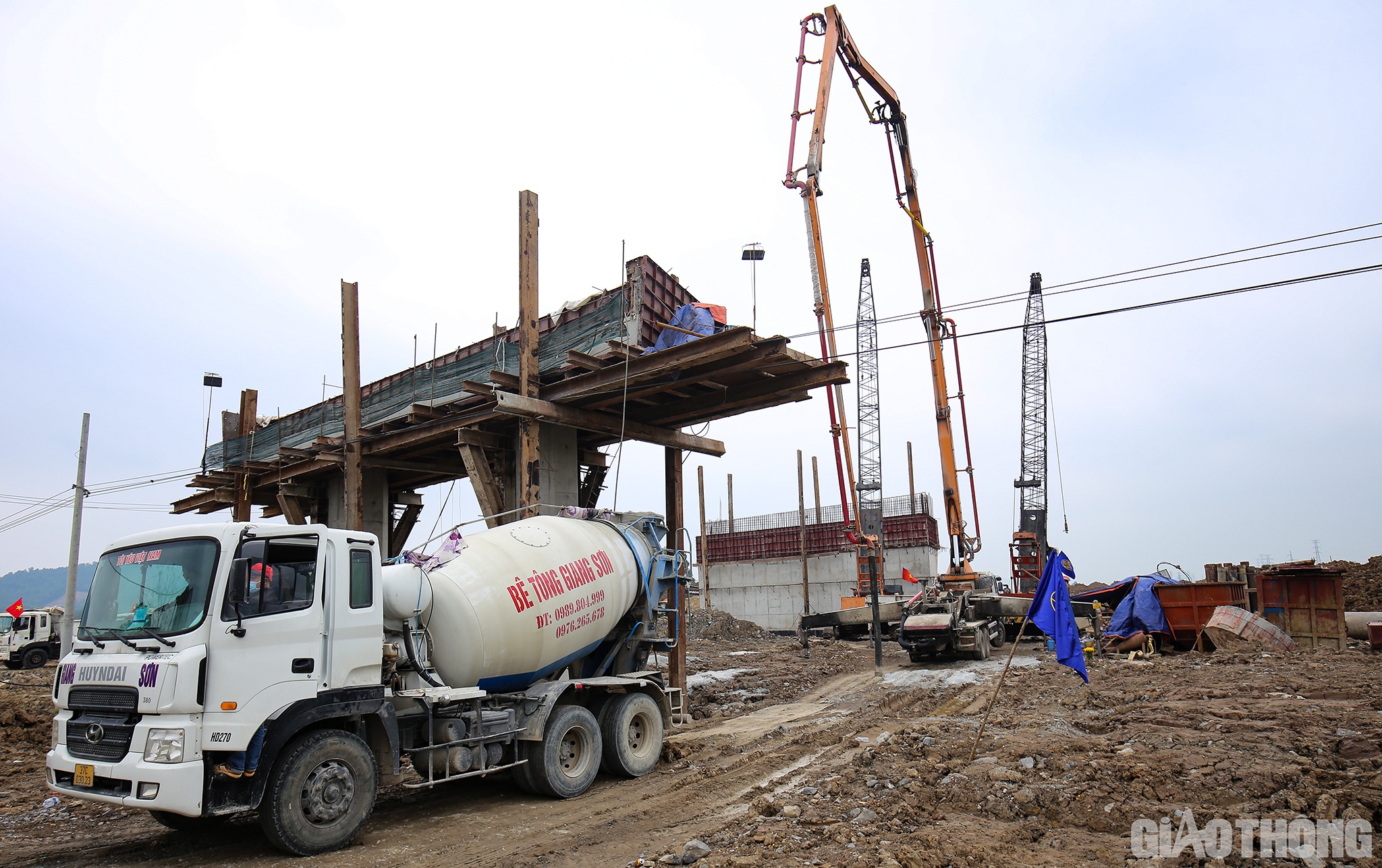 Ông Phan Đức Thế - Phó Giám đốc Công ty CP Xây lắp 368 cho biết: Tính đến cuối năm Tân Sửu (2021), công trình cầu Quỳnh Lưu đã đạt 65% khối lượng, vượt hơn 200% thời gian theo kế hoạch. Tuy nhiên, hưởng ứng lời phát động “Xuân Nhâm Dần trên công trường giao thông” của Bộ GTVT, trên tinh thần tự nguyên, công ty đã bố trí 10 kỹ sư, công nhân thi công xuyên Tết.