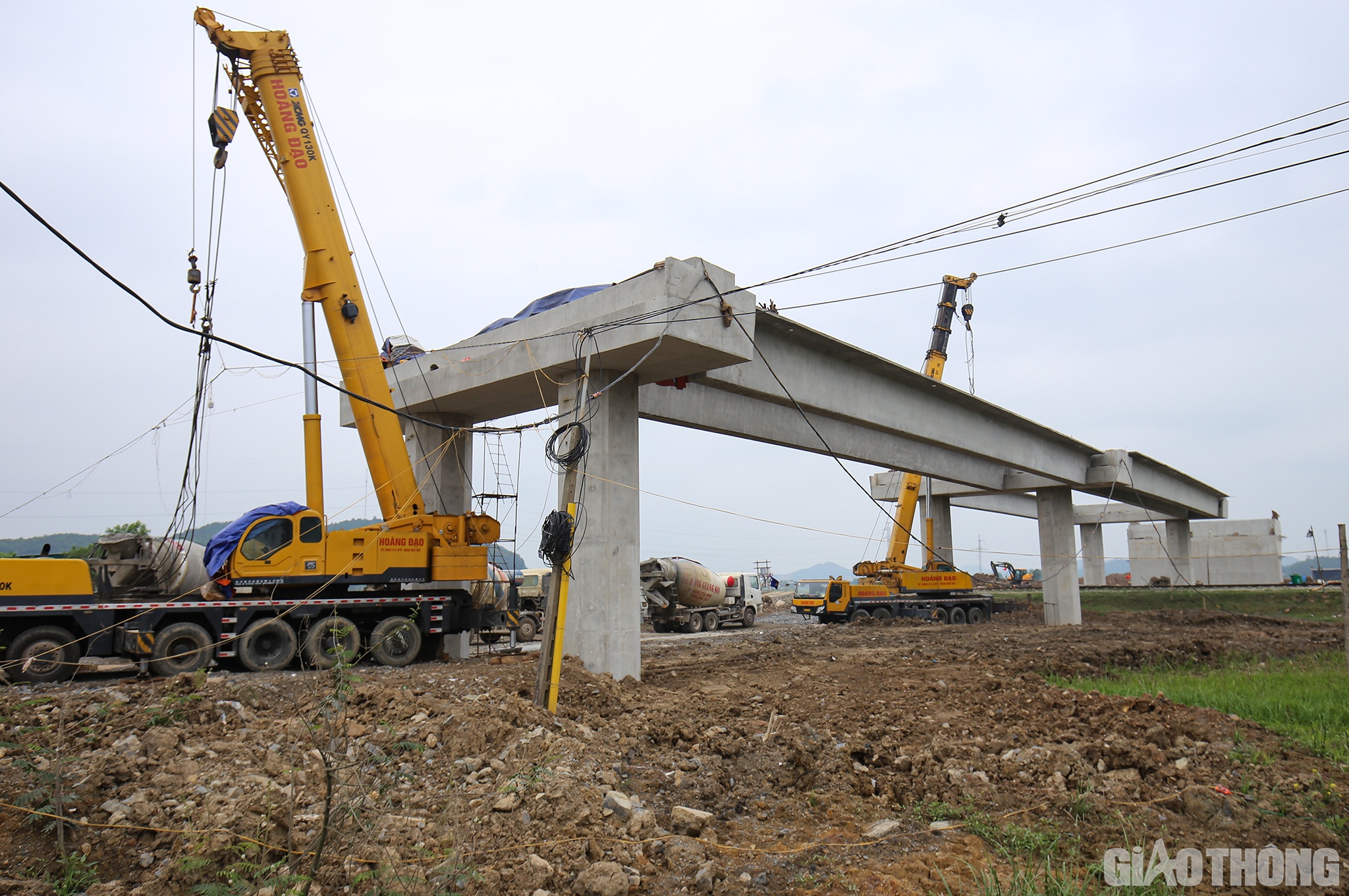 Tại cầu Quỳnh Lưu, khối lượng công việc cũng có những thay đổi rõ rệt so với những ngày cận kề Tết Nguyên đán. Điển hình là đã có thêm 2 dầm cầu đã được lao lắp, đưa tổng số dầm đã được lao lắp xong là 5 dầm.