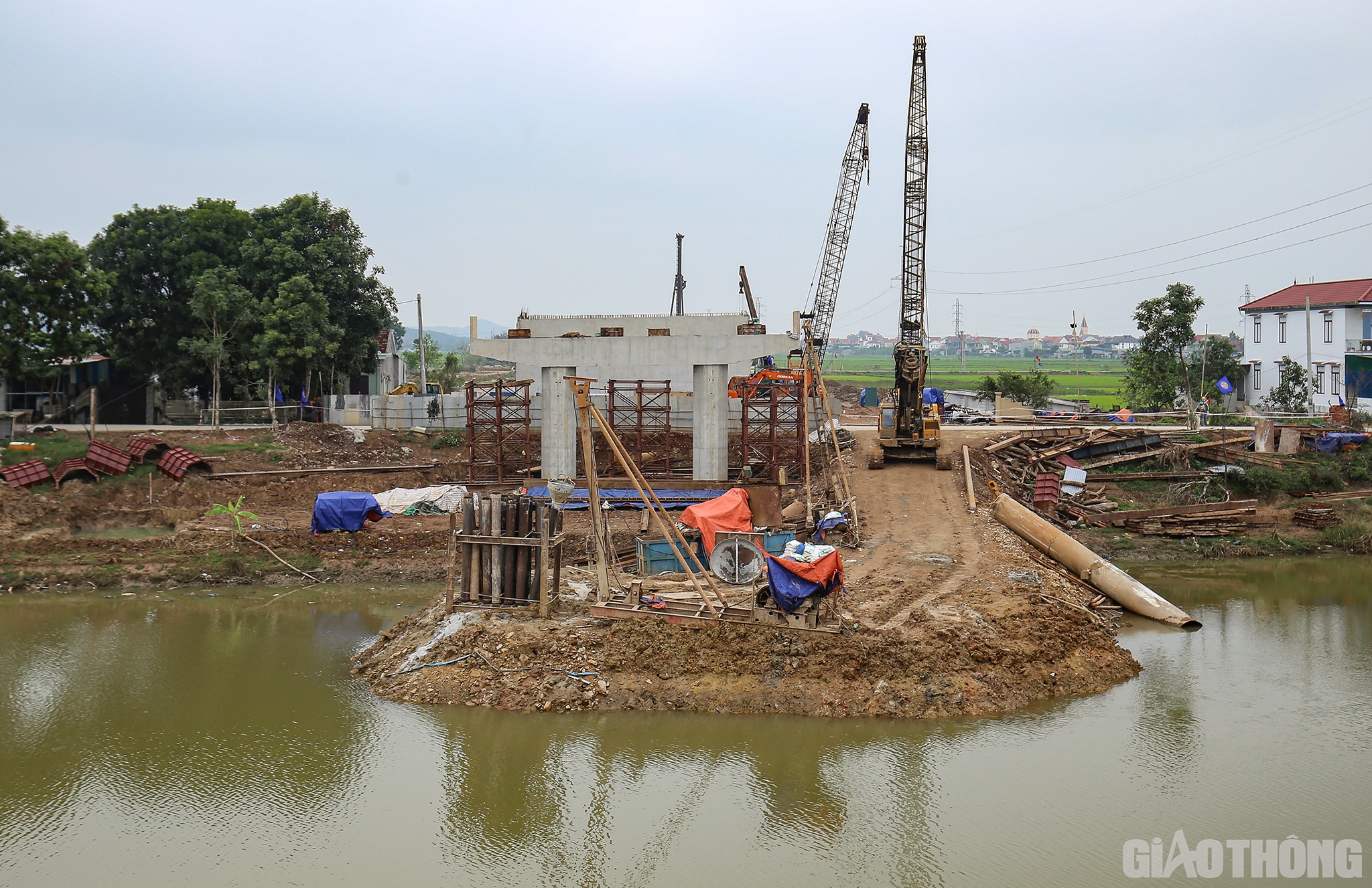 Việc nhiều đơn vị tổ chức thi công xuyên Tết chắc chắn sẽ giúp khối lượng thi công tăng lên, góp phần đẩy nhanh tiến độ. Cùng đó, việc giám sát thi công cũng được thực hiện nghiêm túc, bài bản, đúng quy định… đảm bảo công trình hoàn thành nhanh nhất, tốt nhất.