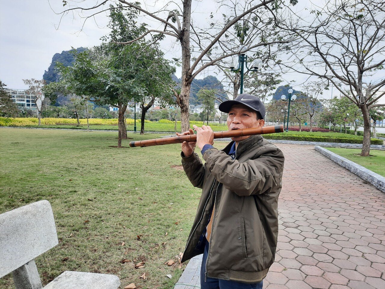 Tại Công viên hoa Lán Bè (phường Bạch Đằng, TP Hạ Long), dù nhiều hoa và thoáng đãng, nhưng chỉ lác đác có vài người đi dạo. Cuối công viên có một người đàn ông đang mải mê thổi sáo. Hỏi ra mới biết, đó là anh Nguyễn Văn Tho, nhà ở phường Cẩm Trung, TP Cẩm Phả.