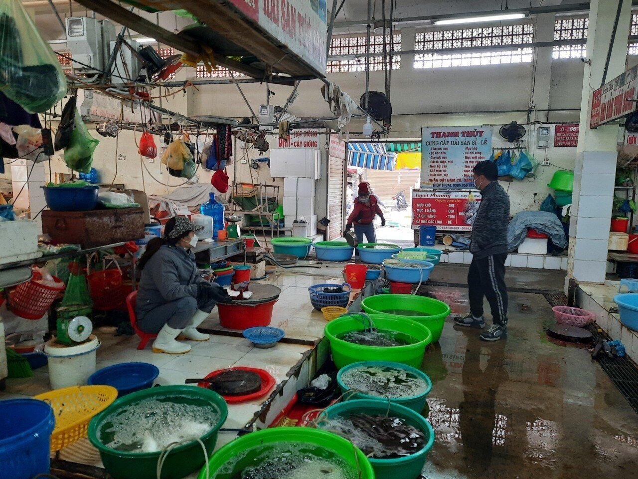 Chị Hồng, một tiểu thương bán hàng hải sản ở chợ Hạ Long III, phường Hồng Hải (TP Hạ Long) cho hay: Dịp Tết này, nhu cầu tiêu dùng hàng hải sản của người dân trên địa bàn không giảm so với các năm trước. Tuy nhiên, bà con tiểu thương đều hiểu, nếu giá cả tăng đột biến sẽ không tiêu thụ được. Vì vậy, hầu hết các mặt hàng nông - lâm - hải sản ở chợ đều giữ ở mức trung bình so với ngày thường. Thậm chí, một số mặt hàng như cá song, cá giò lại rẻ hơn từ 10 đến 20 nghìn đồng/kg.