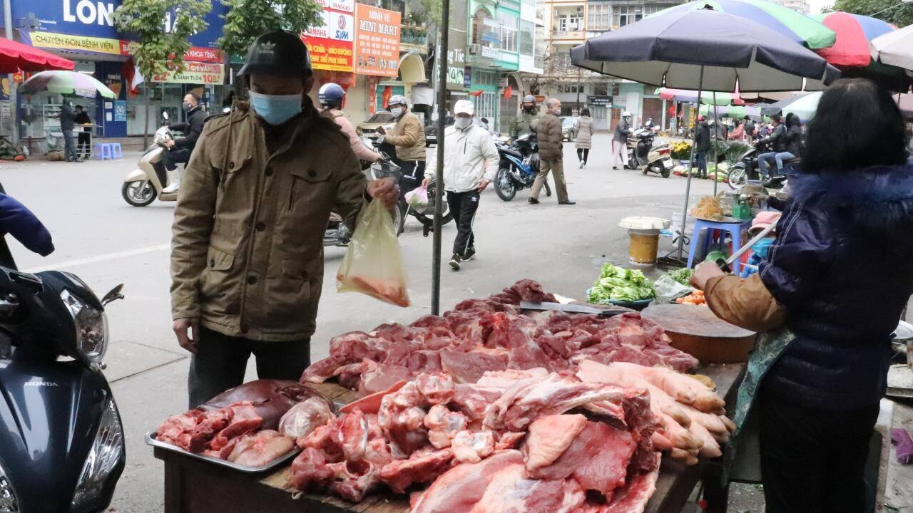 Các chợ truyền thống ở TP Hạ Long (Quảng Ninh) mở cửa bán hàng từ ngày mùng 2 Tết Nhâm Dần, nhưng khá vắng khách mua.
