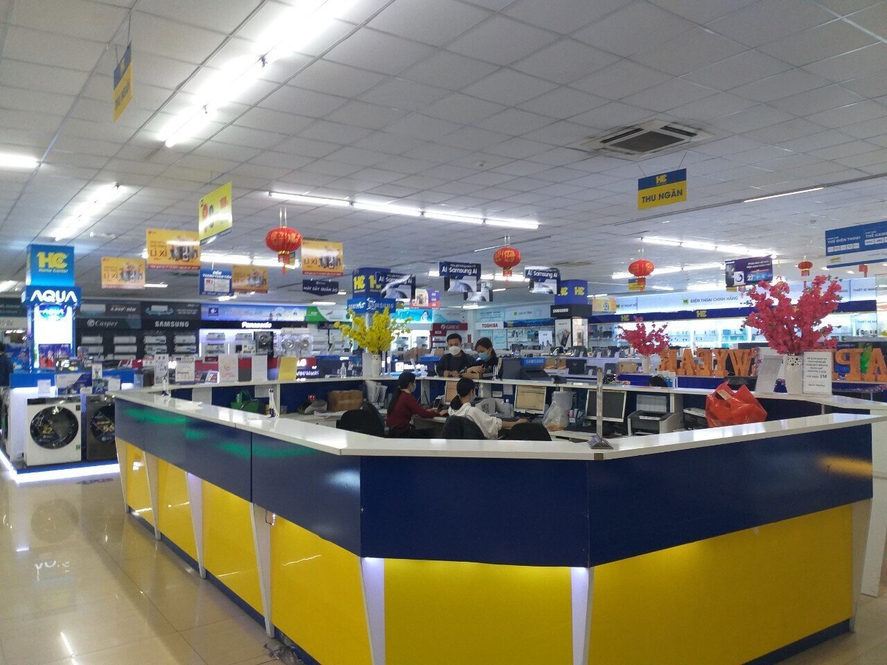 Mùng 4 Tết (ngày 4/2), các trung tâm điện máy, siêu thị như: Go, Điện máy HC Quảng Ninh... đã hoạt động trở lại, nhưng rất vắng khách mua.