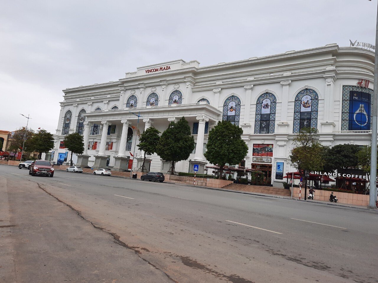 Vincom Plaza - một trong những trung tâm mua sắm lớn nhất ở TP Hạ Long cũng vắng khách hàng.