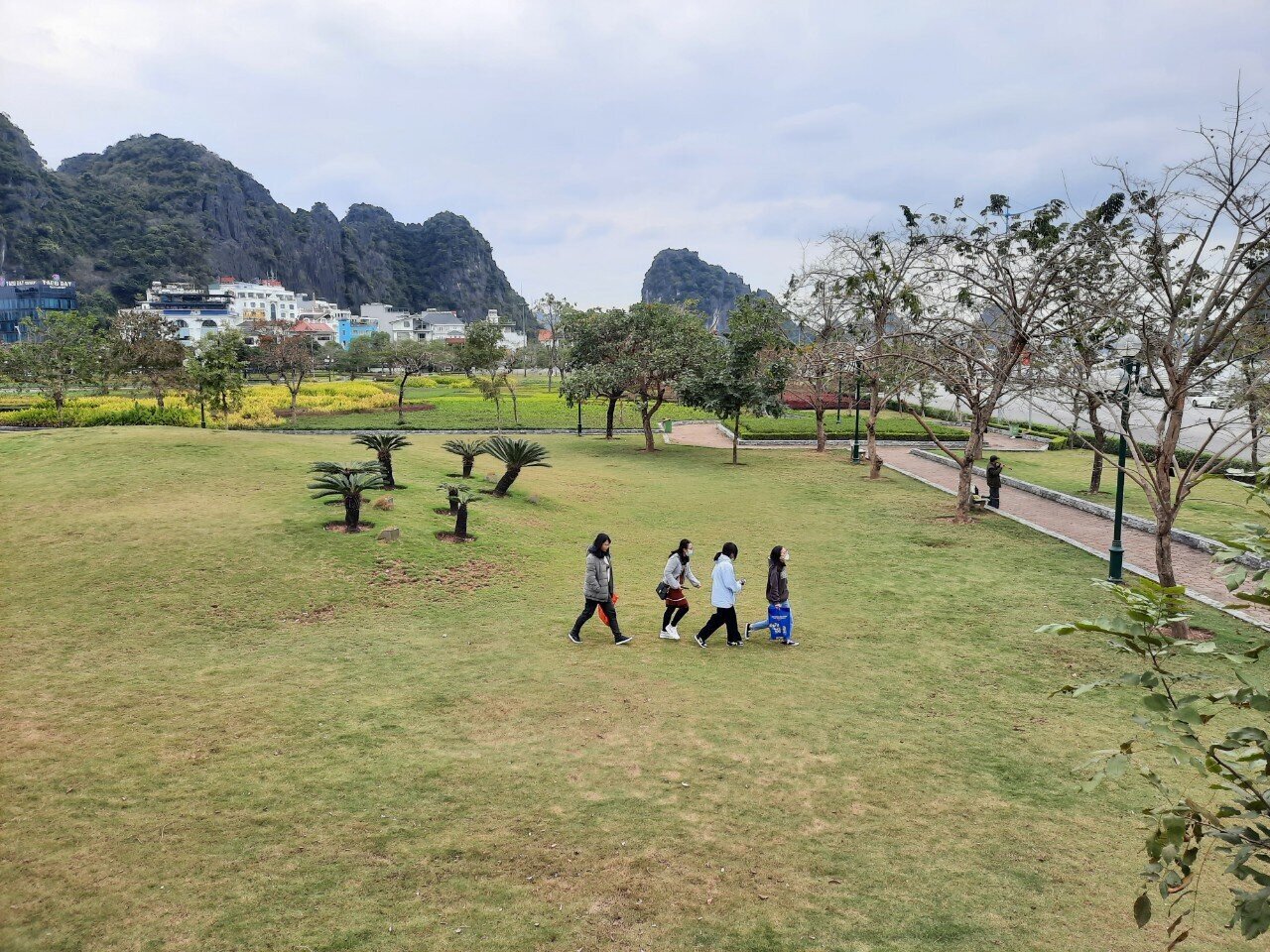 Tết năm nay, các điểm vui chơi trên địa bàn TP Hạ Long cũng vắng vẻ lạ thường, kể cả những địa điểm vốn đông người trong dịch lễ, Tết trên địa bàn TP Hạ Long như Quảng trường 30/10, bãi tắm Cột 8, Công viên hoa Lán Bè, đường bao biển…