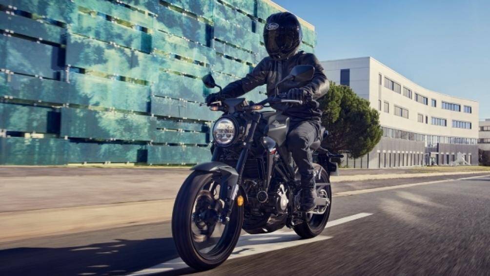 Được biết phuộc trên Honda CB300R thế hệ mới này là trang bị thừa hưởng từ đàn anh CB650R, nhưng được hiệu chỉnh lại ở lò xo
