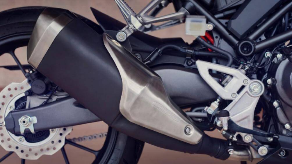 Hiện tại, Honda Việt Nam đang bán ra CB300R nhập khẩu trực tiếp từ Thái Lan với giá 140 triệu đồng