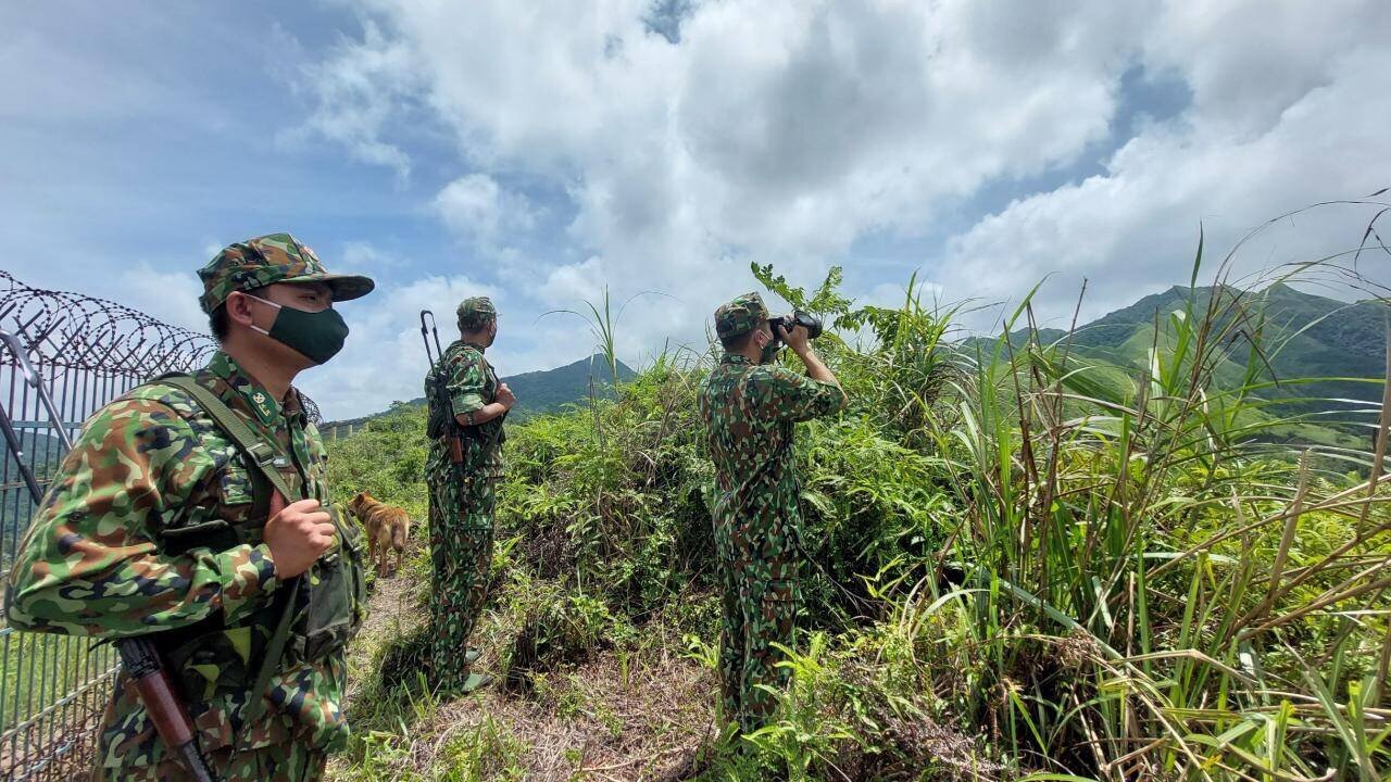 Dẫu xa quê, xa người thân trong dịp Tết đến, Xuân về, nhưng những người lính biên phòng ở phên giậu biên giới tỉnh Quảng Ninh đã gác tình riêng, sẵn sàng chắc tay súng, xuyên màn sương lạnh, chèo đèo, lội xuống, vượt biển bảo vệ từng tấc đất thiêng liêng của Tổ quốc. Ảnh: Tổ công tác của Đồn Biên phòng Hoành Mô, huyện Bình Liêu (Quảng Ninh) tuần tra, kiểm soát giữa đại ngàn biên giới mây mù phủ trắng dịp Tết Nhâm Dần 2022.