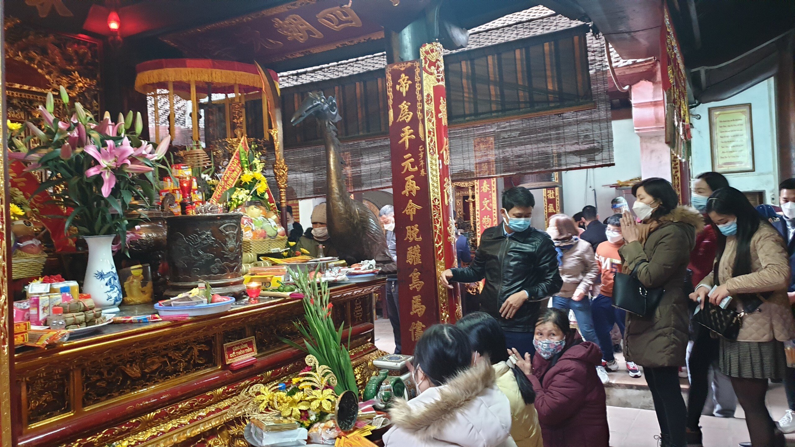 Sau lễ khai ấn, sẽ mở cửa đền cho nhân dân, du khách vào lễ đầu năm và chính thức phát ấn.