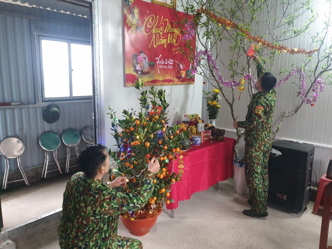 Trung tá Tạ Tấn Trường, Chính trị viên Đồn Biên phòng Quan Lạn, tâm sự: Hầu hết, cán bộ của đơn vị đều có nhiều năm ăn Tết trên tàu, trên đảo mà không ai nao núng...