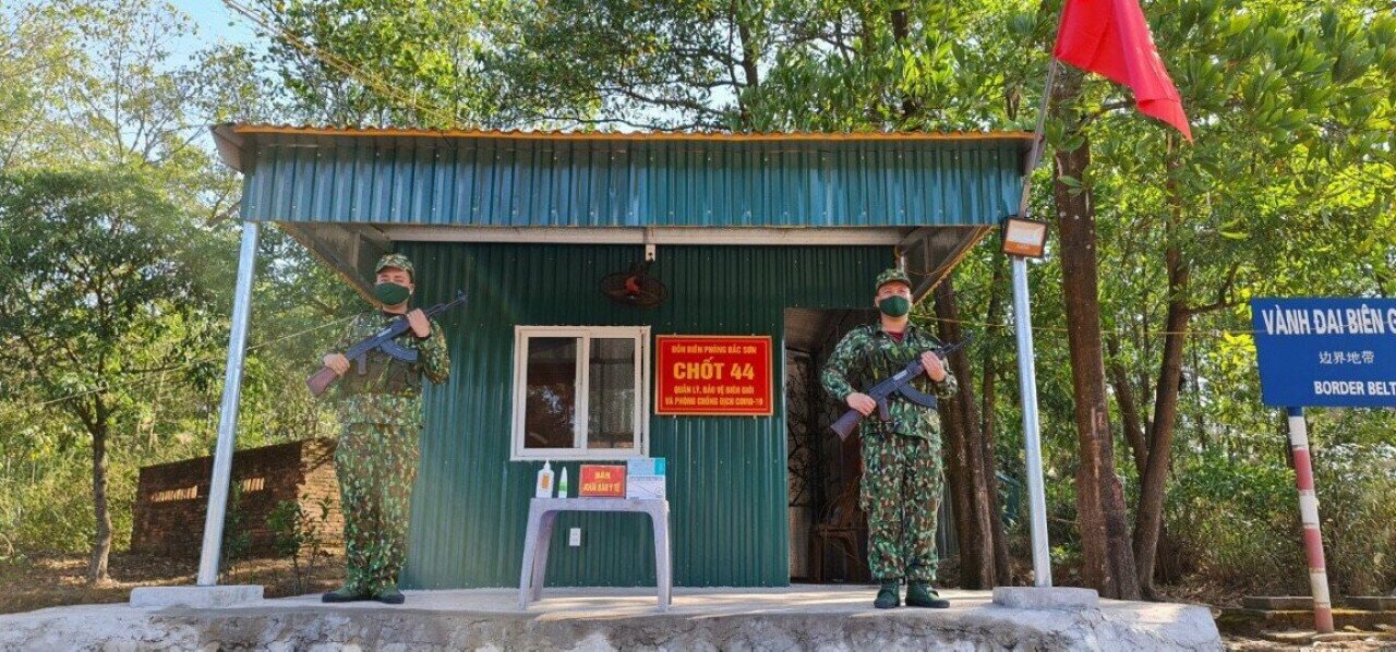 28 năm quân ngũ thì có tới 18 năm làm nhiệm vụ trực Tết tại hầu khắp các đơn vị biên phòng trên biên giới của Quảng Ninh Thiếu tá Nguyễn Văn Diện, Phó Đội trưởng Vũ trang, Đồn Biên phòng Cửa khẩu Hoành Mô, huyện Bình Liêu, Chốt trưởng kiểm soát Biên phòng Mốc 1302 chia sẻ: Toàn bộ cán bộ trong chốt đều tình nguyện ở lại làm nhiệm vụ với quyết tâm cao nhất là bảo vệ vững chắc đường biên, cột mốc, vừa ngăn chặn không để người vượt biên trái phép vào địa bàn.