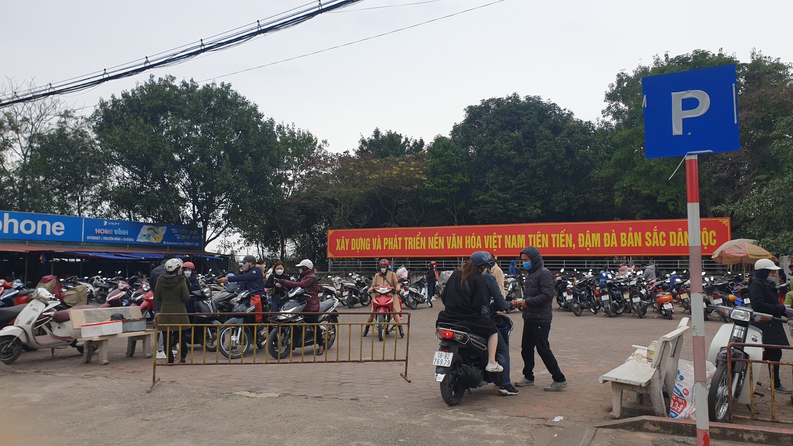 Bãi gửi xe máy cũng chật kín với mức giá gửi xe là 10 nghìn đồng/lượt.
