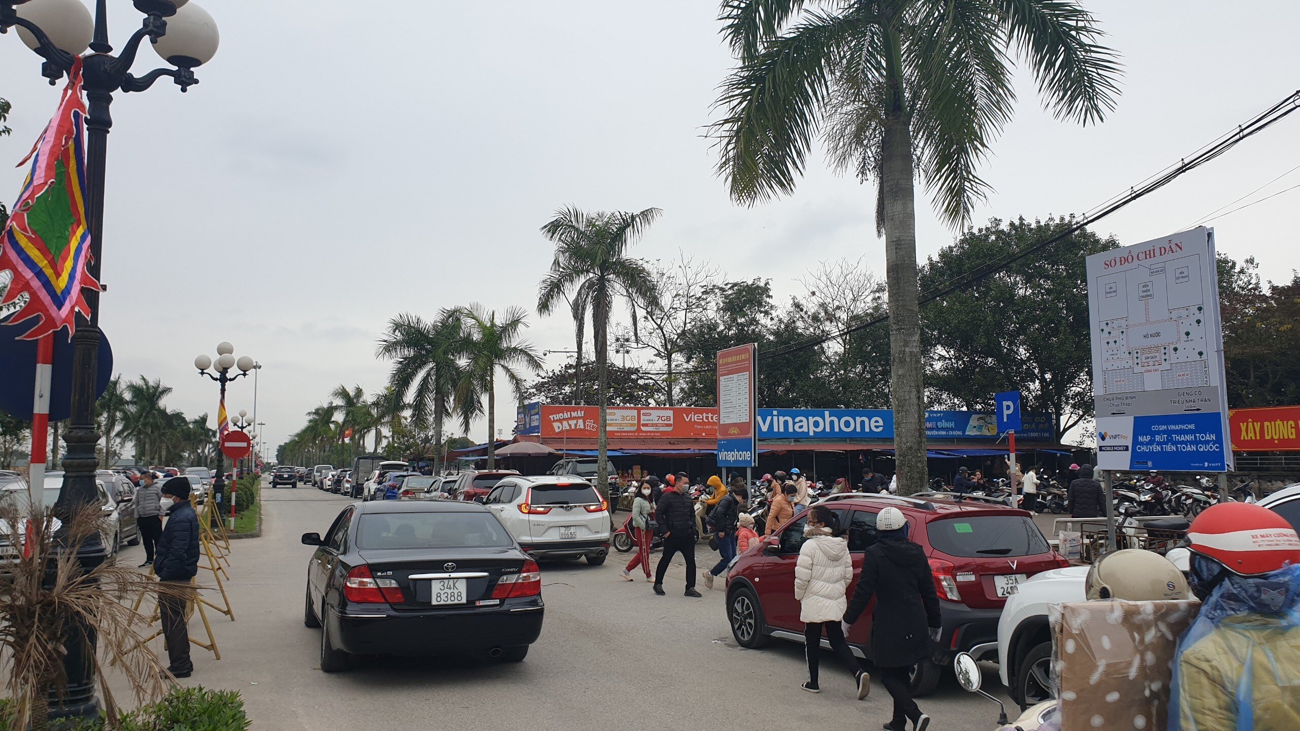 Ngay từ sáng mùng 1 - 2 Tết Nhâm Dần năm nay, du khách thập phương và đông đảo người dân đã xuất hành đến đền Trần. Với xe ô tô, Ban quản lý đền thu vé ngay lối rẽ từ QL10 vào, còn xe máy thì đi vào bãi gửi sát đền mới phát vé, thu tiền.