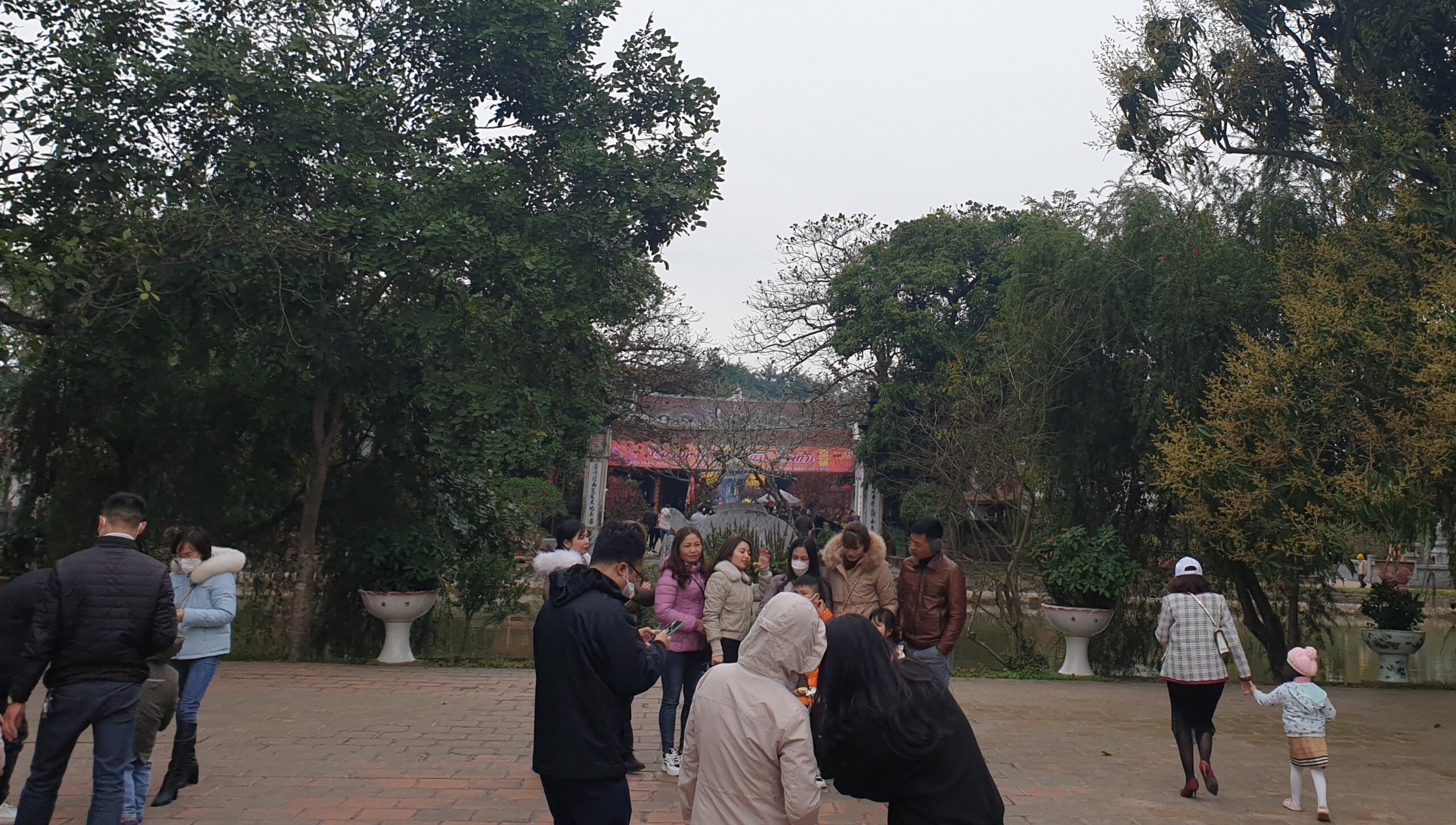 Từ năm ngoái, đền Trần đã không tổ chức lễ khai ấn vào đêm 14 tháng Giêng như thường lệ vì lý do dịch bệnh nhưng vẫn mở cửa để người dân, du khách vào tham quan, thắp hương.