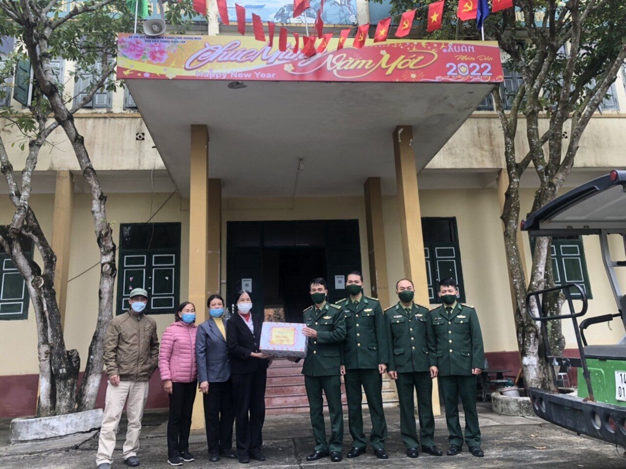 Hoạt động thăm, chúc Tết giữa Đồn Biên phòng Quan Lạn và các cơ quan, đơn vị trên địa bàn đã tạo mối quan hệ quân - dân- chính - đảng đầm ấm trong dịp Tết.