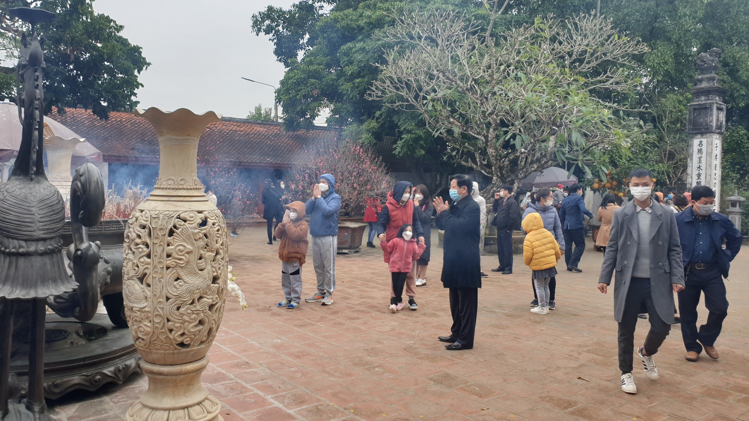 Dù dịch Covid-19 diễn biến phức tạp nhưng rất đông người dân và du khách thập phương vẫn đến với đền Trần (phường Lộc Vượng, TP Nam Định) ngay những ngày đầu năm mới để cầu mong sức khỏe, bình an cho gia đình và người thân.