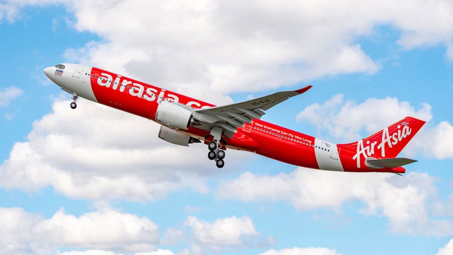 Đứng vị trí thứ 8 là Airbus A330. Dòng máy bay này được sản xuất từ năm 1992 đến nay, tiếp nối dòng máy bay thân rộng 2 động cơ đầu tiên trên thế giới A-300.
A330-300 là phiên bản cải tiến đầu tiên với năng lực vận tải tới 440 khách và có khả năng linh hoạt phù hợp với cả các chuyến bay ngắn và đường dài tới 6.350 dặm hải lý.
Theo sau là máy bay có thân nhỏ hơn A330-200, tiếp đó là 2 máy bay “neo” A330-800 và A339-900 đều có cải tiến đuôi cánh cong.