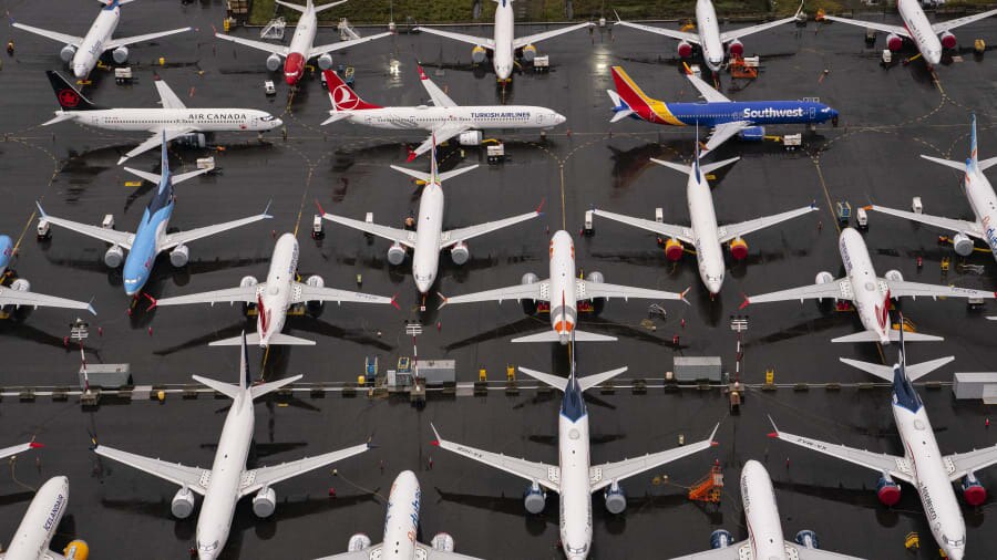 Ở vị trí thứ 2 là Boeing 737 (1986 đến nay) với 10.877 chiếc đã giao.
Cùng với Airbus A320, Boeing 737 là hai dòng máy bay mà có lẽ hầu hết những người đã sử dụng hàng không đều bay một hoặc nhiều lần.
Nói vậy là đủ để thấy dòng máy bay này đã phổ biến mức nào.
Dòng máy bay cổ điển thân hẹp bắt đầu cất cánh từ nửa thế kỷ trước và phiên bản cải tiến thế hệ mới được sản xuất từ năm 1996-2019.
Tuy nhiên, vấn đề được nhắc đến nhiều nhất là ở dòng máy bay Boeing 737 MAX thế hệ thứ 4 vì có liên quan tới 2 vụ máy bay nghiêm trọng vào năm 2018 và 2019, gây tổn hại không nhỏ tới danh tiếng và lợi nhuận của Boeing.