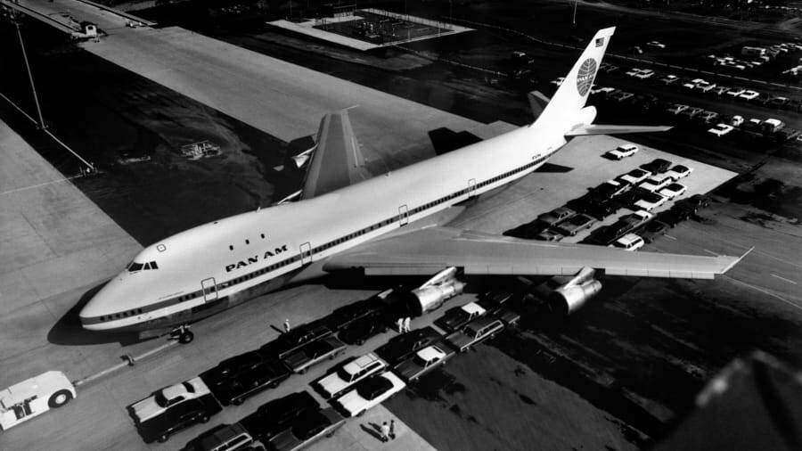 Ở vị trí thứ 7 là Boeing 747, được sản xuất từ năm 1968 đến nay.
Hiện đã giao 1.527 chiếc. Từng được mệnh danh là “Nữ hoàng bầu trời”, máy bay Boeing 747 với 4 động cơ là máy bay thân rộng đầu tiên.
Dòng máy bay này được đưa vào phục đầu tiên với hãng hàng không huyền thoại Pan Amm và song hành với thời kỳ hoàng kim của ngành vận tải hàng không thế giới. Từ năm 1990, dòng máy bay này đã được Tổng thống Mỹ lựa chọn làm máy bay chuyên dụng. Dàn Chuyên cơ Không lực Một của Tổng thống Mỹ bao gồm 2 máy bay 747-200B được đóng riêng phục vụ Tổng thống.
Vài năm gần đây, nhiều hãng hàng không đã thay thế 747 bằng các dòng máy bay 2 động cơ hiệu quả và to lớn.
Boeing dự định sẽ giao chiếc máy bay 747-8 cuối cùng trong lịch sử cho hãng hàng không Atlas Air cuối năm nay.