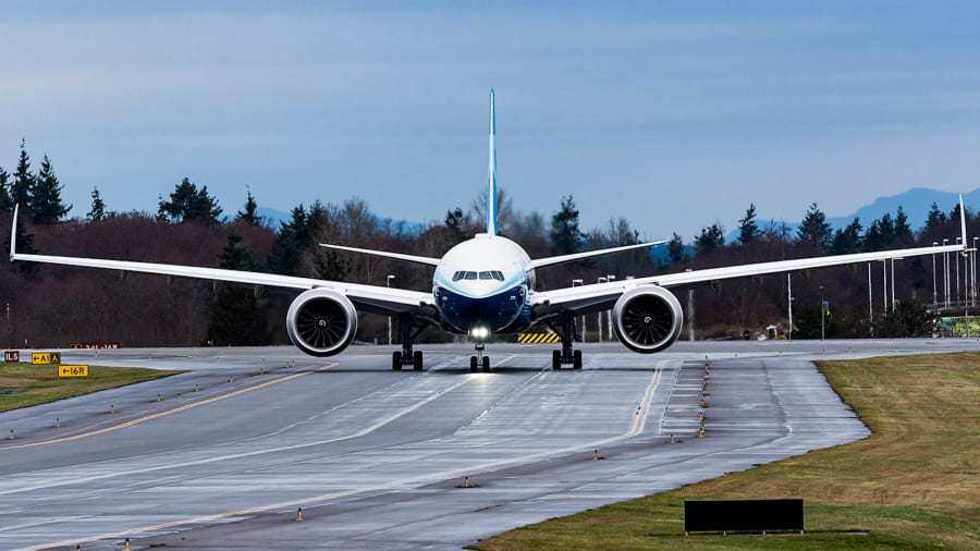Ở vị trí thứ 6 là Boeing 777, dòng máy bay được sản xuất từ năm 1993 đến nay và đã có 1.677 chiếc được giao.
Boeing 777 là dòng máy bay hai động cơ thân rộng của Hoa Kỳ được Công ty Commercial Airplanes Division thuộc hãng Boeing chế tạo.
Máy bay này có thế chở từ 301 đến 368 hành khách trong cấu hình 3 hạng ghế và có tầm bay từ 5.210 đến 9.420 dặm (9.650 đến 17.450 km
Dòng 777 là máy bay thương mại đầu tiên được thiết kế hoàn toàn trên máy tính.
Mọi thứ được tạo ra trên một hệ thống phần mềm CAD 3D (được gọi là CATIA), cho phép các kỹ sư có thể lắp ráp mô phỏng, kiểm tra các can thiệp và xác minh độ trùng khít với nhau giữa hàng ngàn linh kiện của một chiếc 777 thật, trước khi bắt tay sản xuất các nguyên mẫu đầu tiên, giảm bớt chi phí vận hành.
Hiện tại đã có 8 phiên bản khác nhau của dòng máy bay này như 777X siêu lớn và một dự án 777X-9 dự kiến sẽ đưa vào hoạt động từ năm 2024.