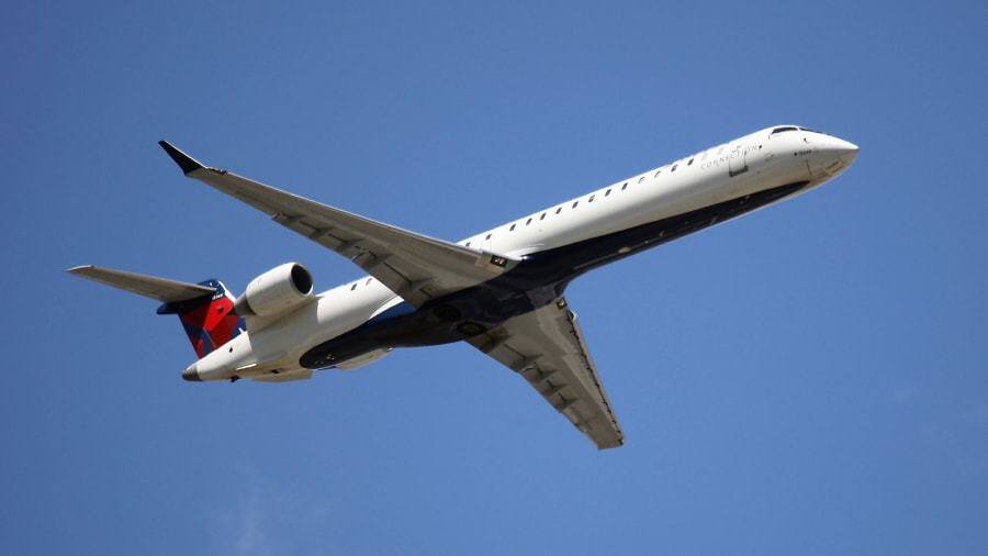 Đứng vị trí thứ 4 là Bombardier CRJ (1991-2020). Tính đến nay Bombardier đã giao 1.945 chiếc máy bay thuộc dòng này.
Đây là dòng máy bay khu vực, kích thước nhỏ chưa tới 100 chỗ, được thiết kế cho các tuyến đường ngắn.
Dòng máy bay khu vực của Bombardier là dòng máy bay bán tốt nhất trong cùng phân khúc.