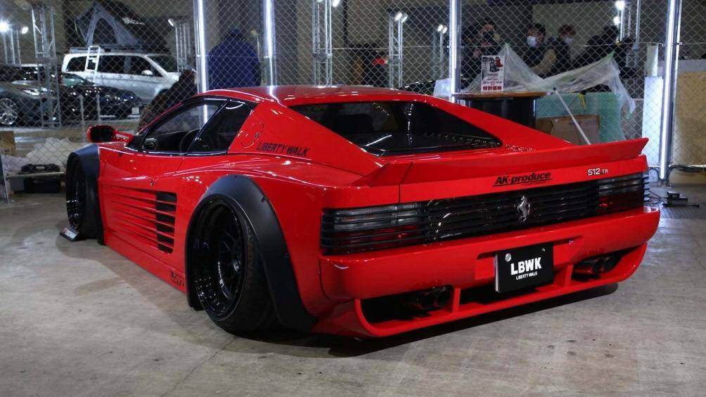 Tại sự kiện này cũng không thể thiếu chiếc Ferrari 458 với gói độ LB-Silhouette Works