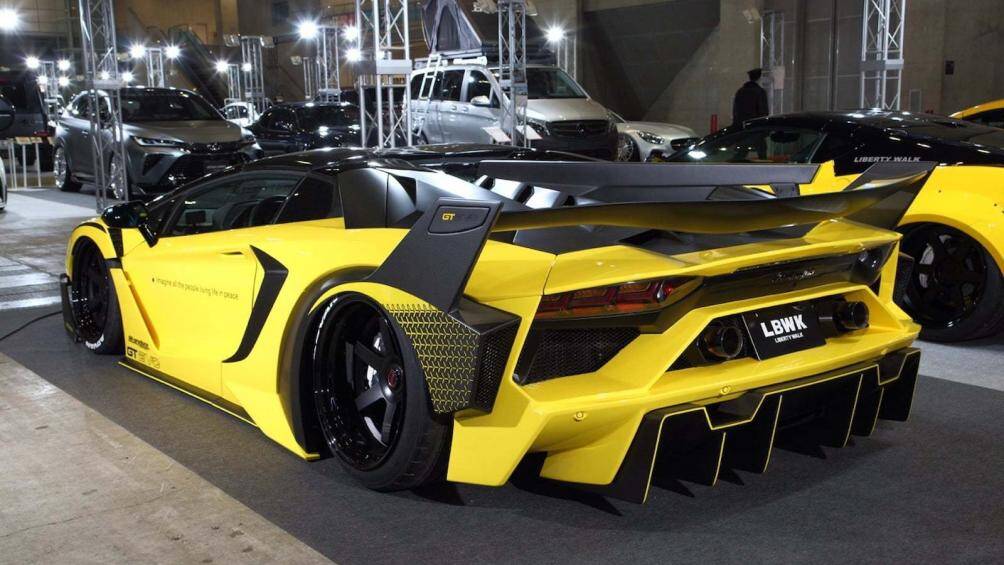 Thương hiệu xe độ này cũng đem tới triển lãm chiếc Chevrolet Corvette Stingray màu vàng cùng bộ bodykit với chất liệu sợi thủy tinh có giá 19.580 USD