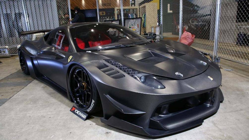 Sự "độc đáo" mà Liberty Walk đem tới cho 650S chính là phương pháp độ thân rộng (Widebody) với những vòm bánh lớn được đính vào thân xe