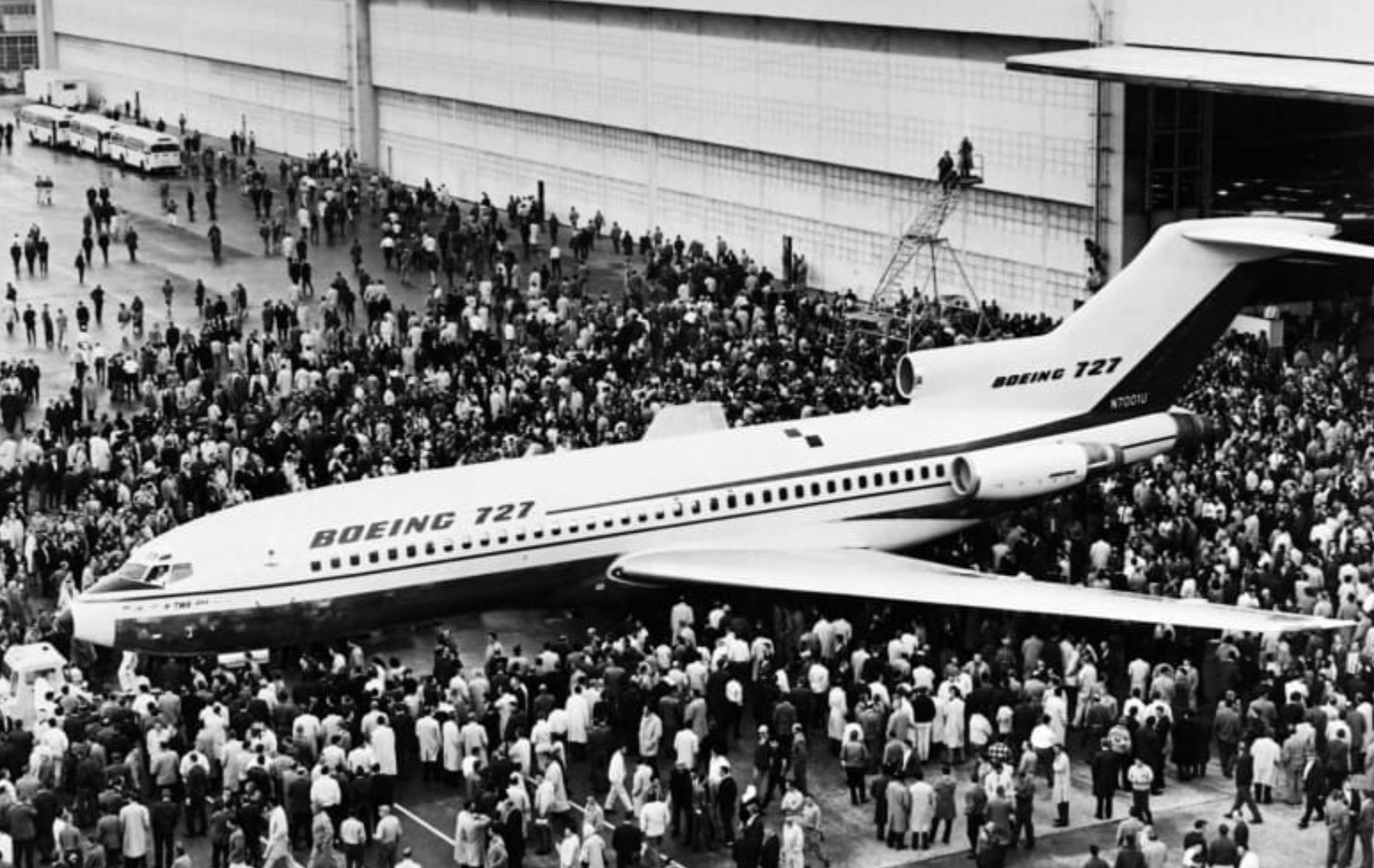 Tiếp theo, ở vị trí thứ 5 là Boeing 727. Dòng máy bay được sản xuất từ năm 1962 đến năm 1984 với 1.832 chiếc đã được giao.
Chiếc máy bay tầm trung, đuôi hình chữ T và 3 động cơ lắp ráp ở phần đuôi, vừa có khả năng thực hiện các chuyến bay xuyên đại dương vừa đủ linh hoạt để hạ cánh xuống đường băng ngắn tại các sân bay nhỏ.
Ban đầu, Boeing chỉ định sản xuất khoảng 250 chiếc nhưng sau đó nó đã trở thành máy bay thương mại đầu tiên đạt ngưỡng 1.000 chiếc.