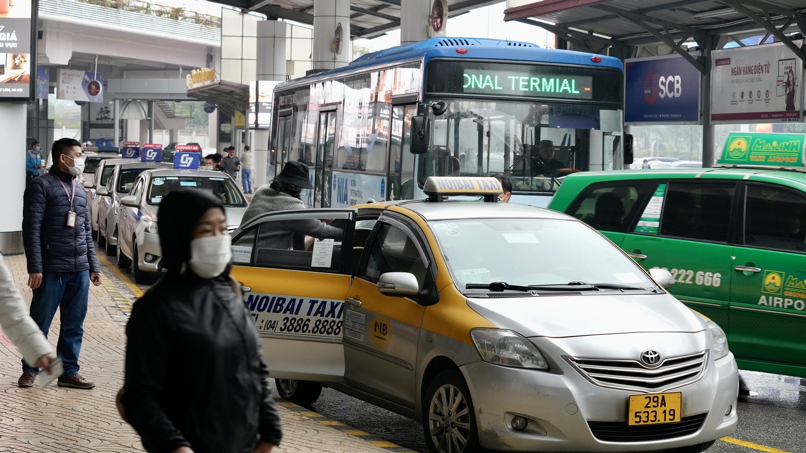 Khu vực đón taxi bên ngoài nhà ga đến.