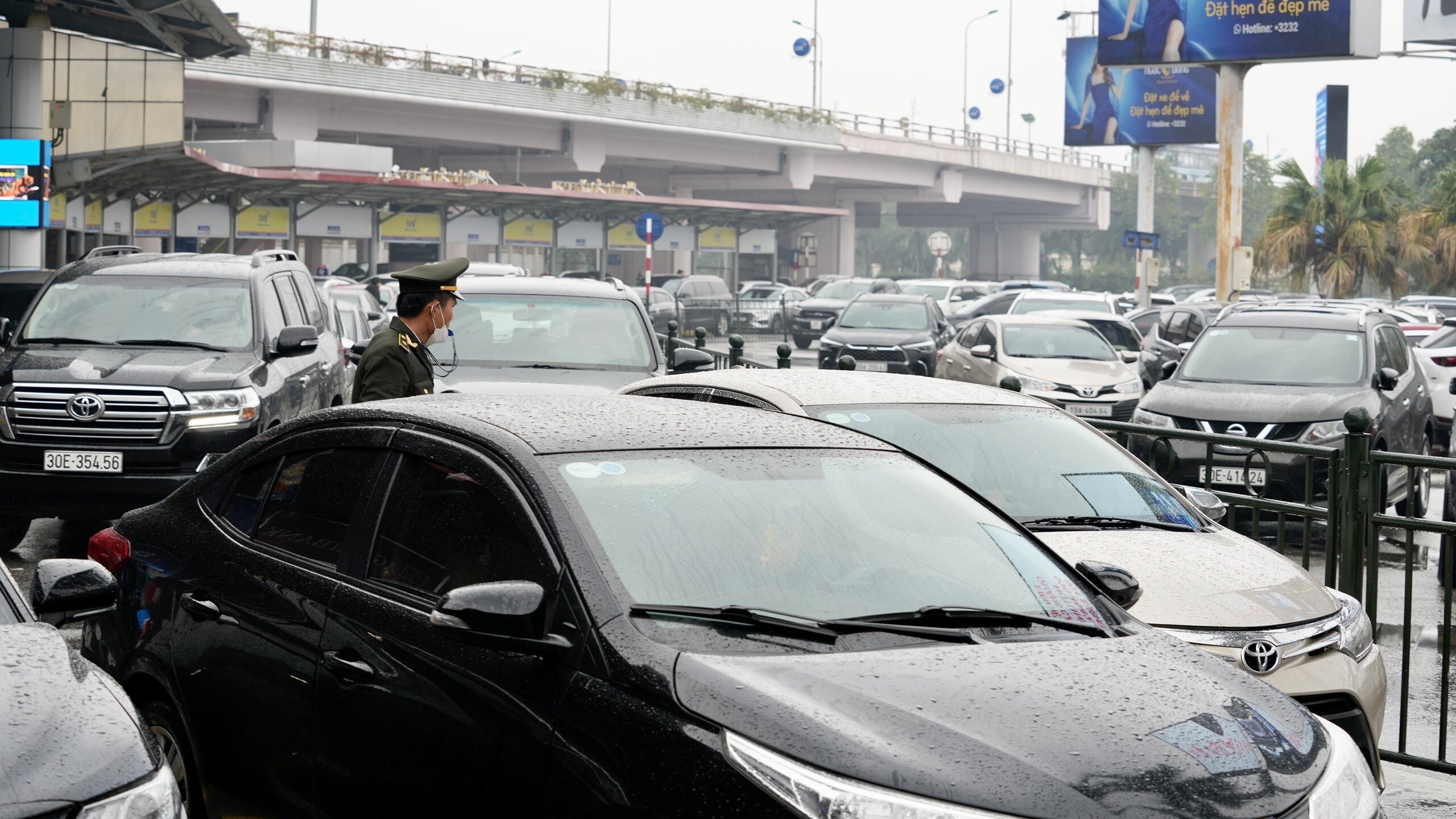 Nhân viên sân bay liên tục có mặt phân luồng, chống ùn tắc.